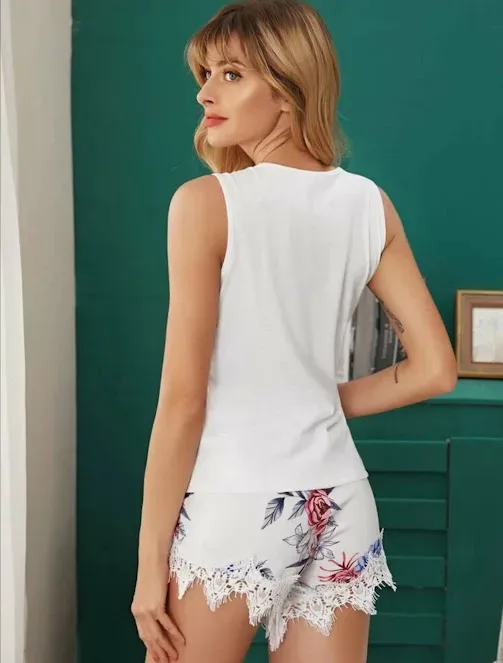 Pijama para dama color blanco con diseño floral