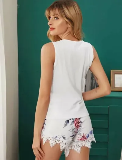Pijama para dama color blanco con diseño floral