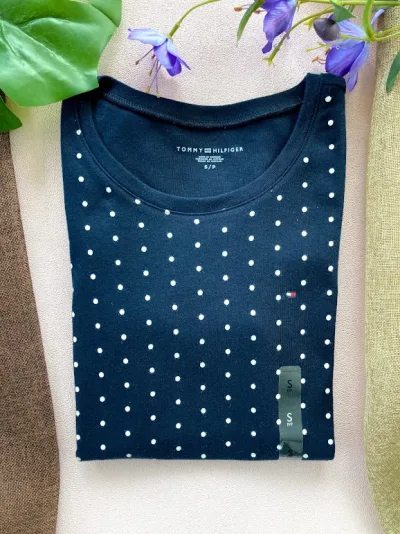 Camiseta Tommy Hilfiger para dama color azul con lunares blancos
