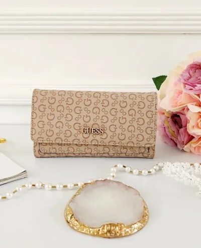 Cartera Guess para dama color cafe claro.