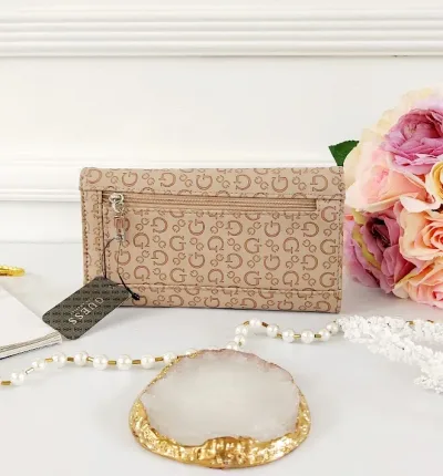 Cartera Guess para dama color cafe claro.