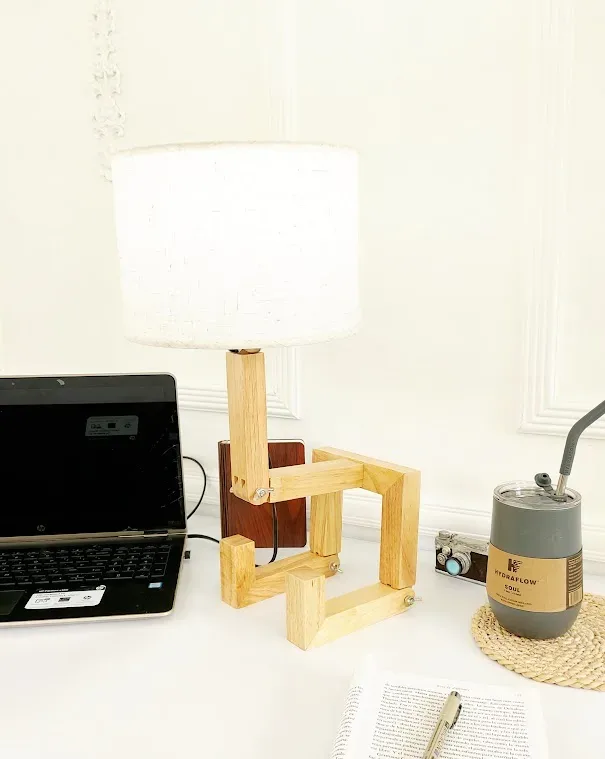 Lámpara de madera con diseño abstracto ajustable multicolor