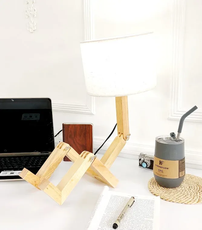 Lámpara de madera con diseño abstracto ajustable multicolor