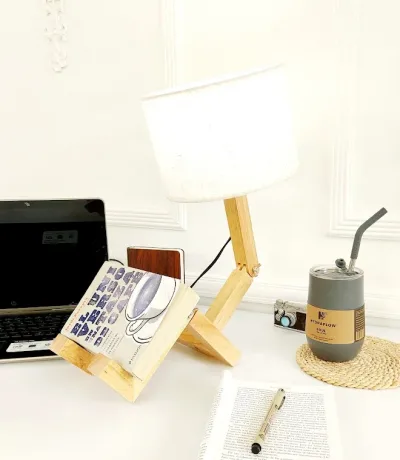 Lámpara de madera con diseño abstracto ajustable multicolor