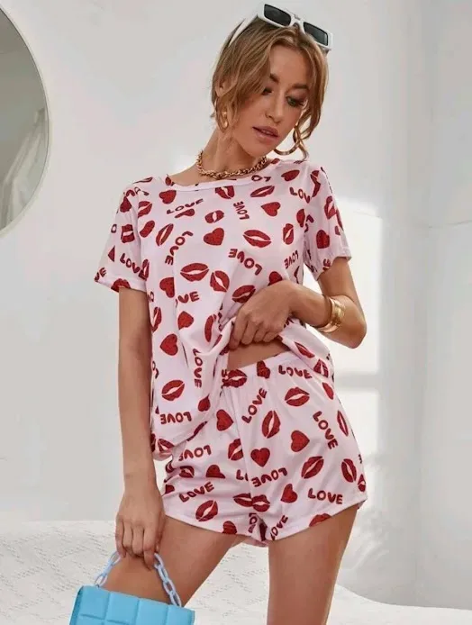 Pijama para dama con diseño de besos y corazones color rosado