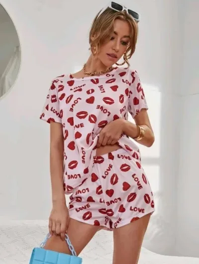 Pijama para dama con diseño de besos y corazones color rosado