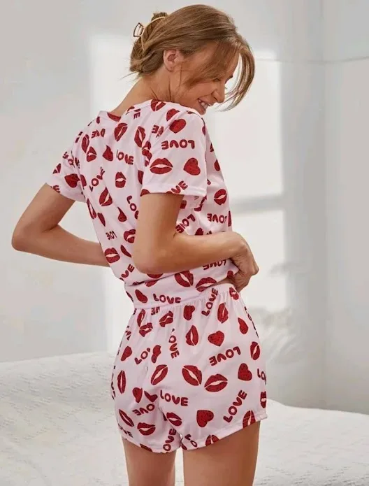 Pijama para dama con diseño de besos y corazones color rosado