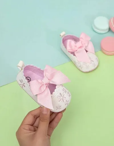 Zapatos para bebe color blanco con rosado con diseño de lazo