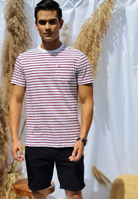 Camiseta Tommy Hilfiger para caballero con diseño de rayas de tonalidades Blanco, azul y rojo