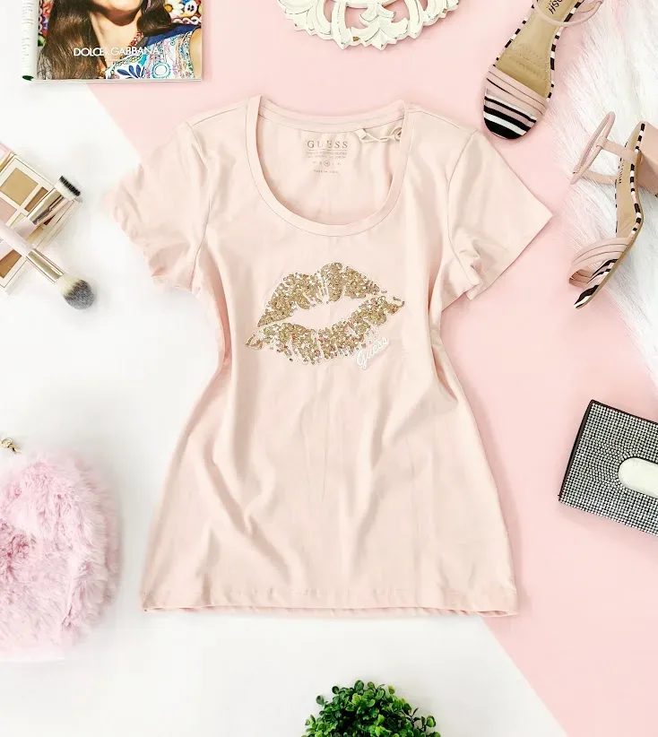 Camiseta Guess para dama color rosa con estampado en lentejuelas