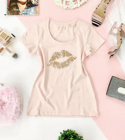 Camiseta Guess para dama color rosa con estampado en lentejuelas