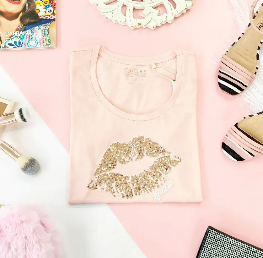 Camiseta Guess para dama color rosa con estampado en lentejuelas