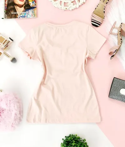 Camiseta Guess para dama color rosa con estampado en lentejuelas
