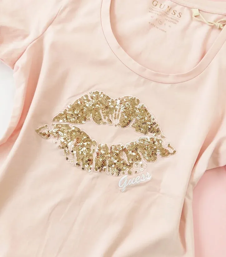 Camiseta Guess para dama color rosa con estampado en lentejuelas