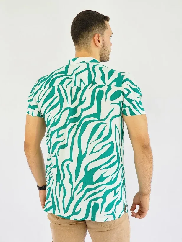 Camisa Touch and Go color verde con diseño animal print