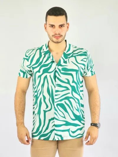 Camisa Touch and Go color verde con diseño animal print