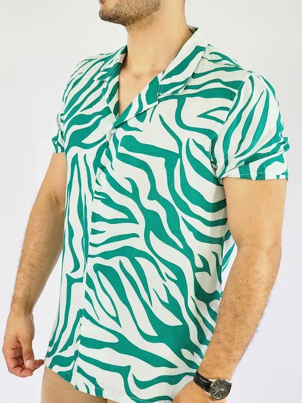 Camisa Touch and Go color verde con diseño animal print