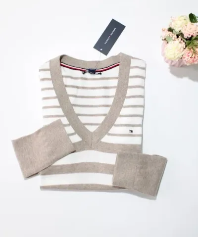 Suéter Tommy Hilfiger para dama color beige con blanco