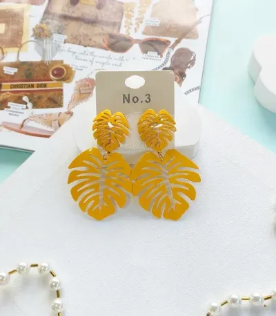 Par de aretes de fantasía para dama color amarillo