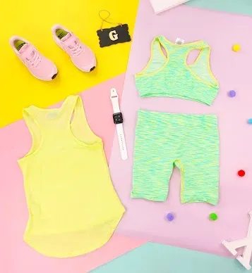 Set de tres piezas para niña estilo deportivo