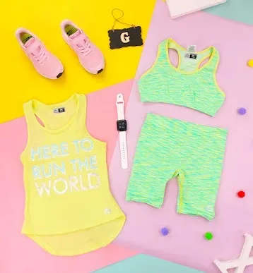 Set de tres piezas para niña estilo deportivo