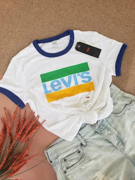 Camiseta Levi´s para dama color blanco logo verde amarillo y celeste