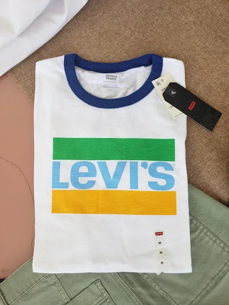 Camiseta Levi´s para dama color blanco logo verde amarillo y celeste