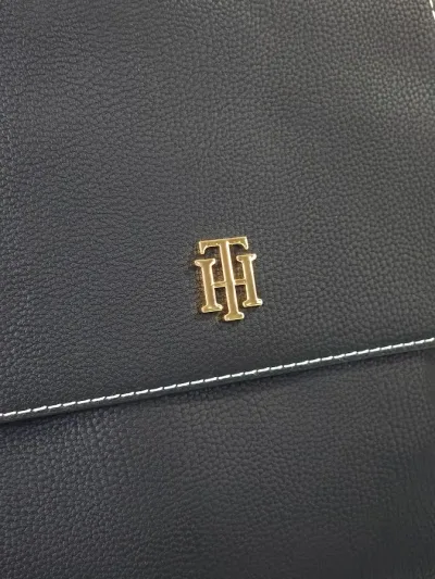 Bolso Tommy Hilfiger para dama color negro