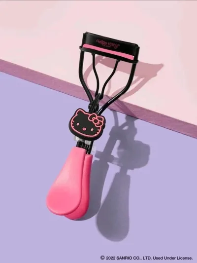 Rizador de pestañas con diseño de Hello Kitty color negro y fucsia