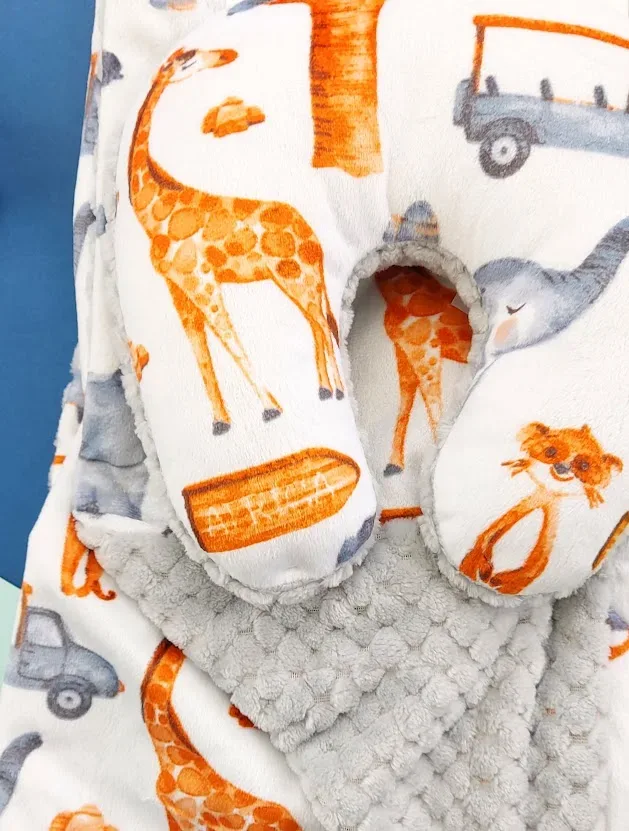 Conjunto de almohada y cobija con diseño de animales