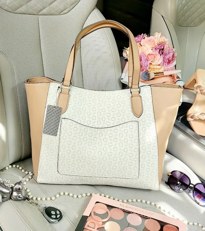 Bolso Guess para dama color beige y blanco