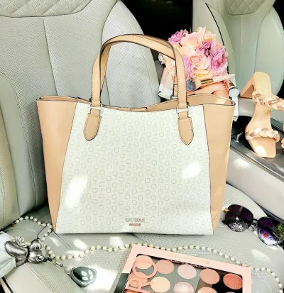 Bolso Guess para dama color beige y blanco