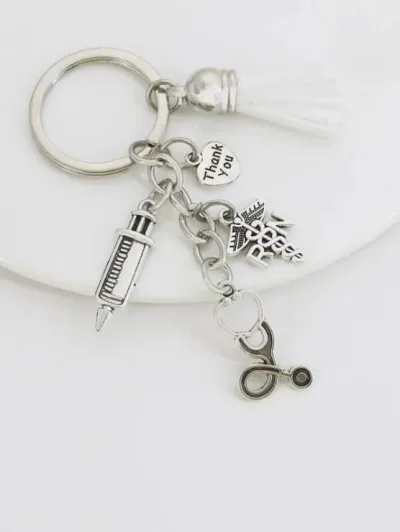 Llavero con diseño de accesorios de doctor