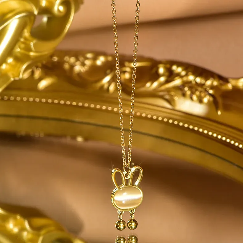 Collar de acero de titanio con diseño de conejo