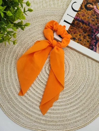 Cola con tiras color naranja