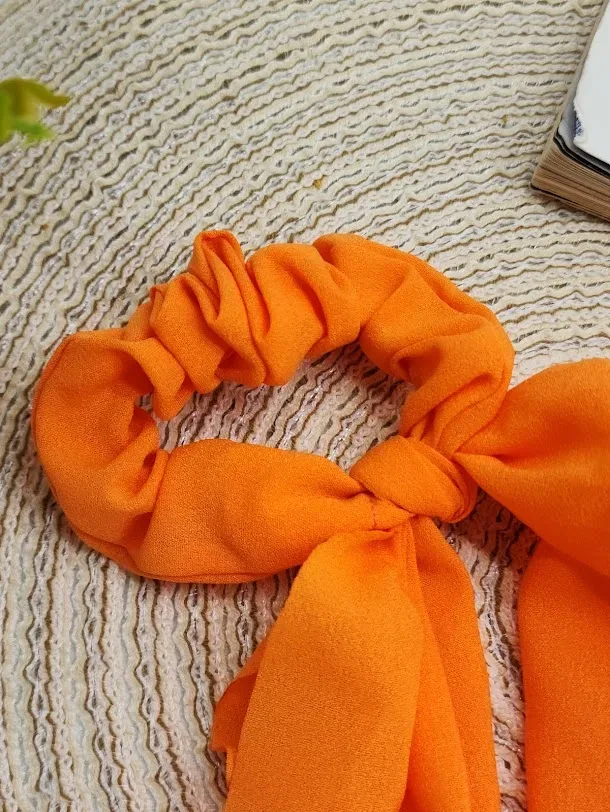 Cola con tiras color naranja