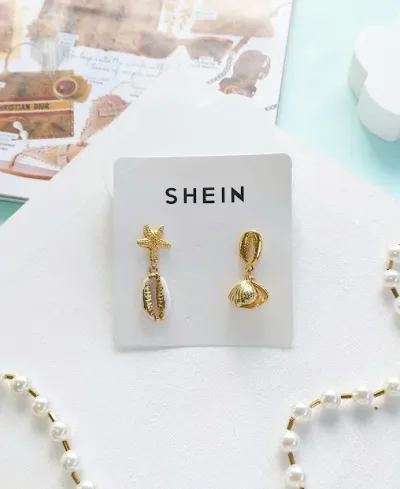 Par de aretes de fantasía para dama color dorado