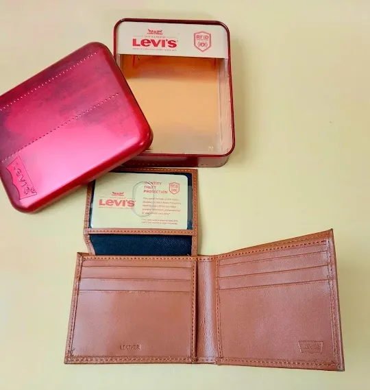 Billetera Levi´s  para caballero color camel