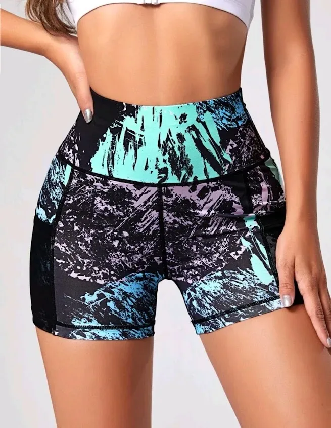 Short deportivo para dama con estampado tie dye y pretina alta
