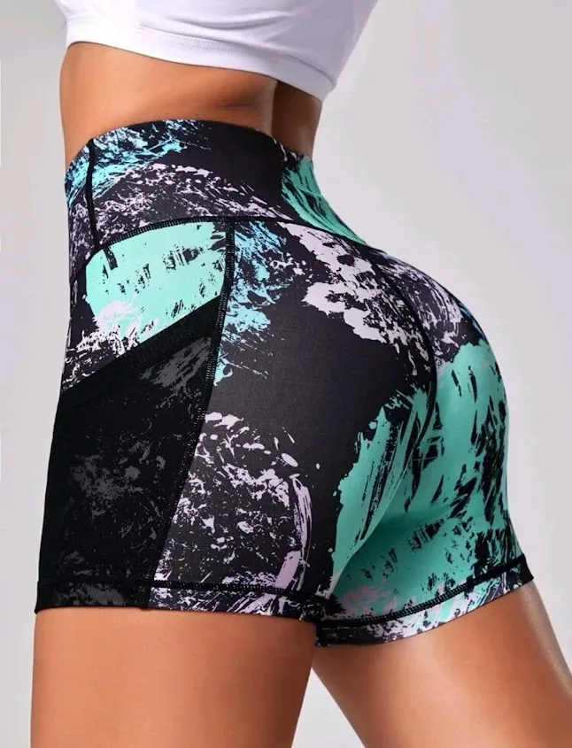 Short deportivo para dama con estampado tie dye y pretina alta