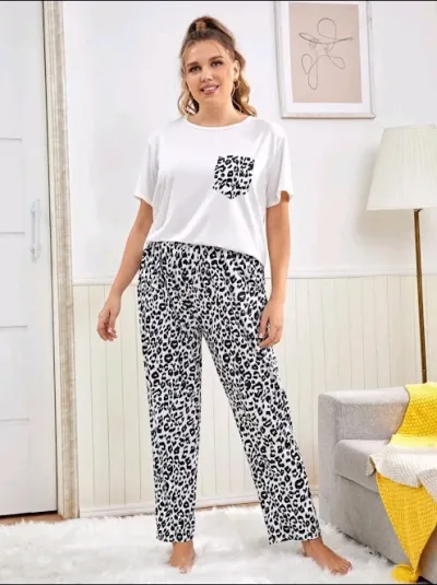 Pijama para dama color blanco con estampado de leopardo