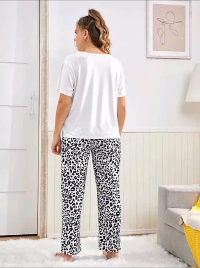 Pijama para dama color blanco con estampado de leopardo