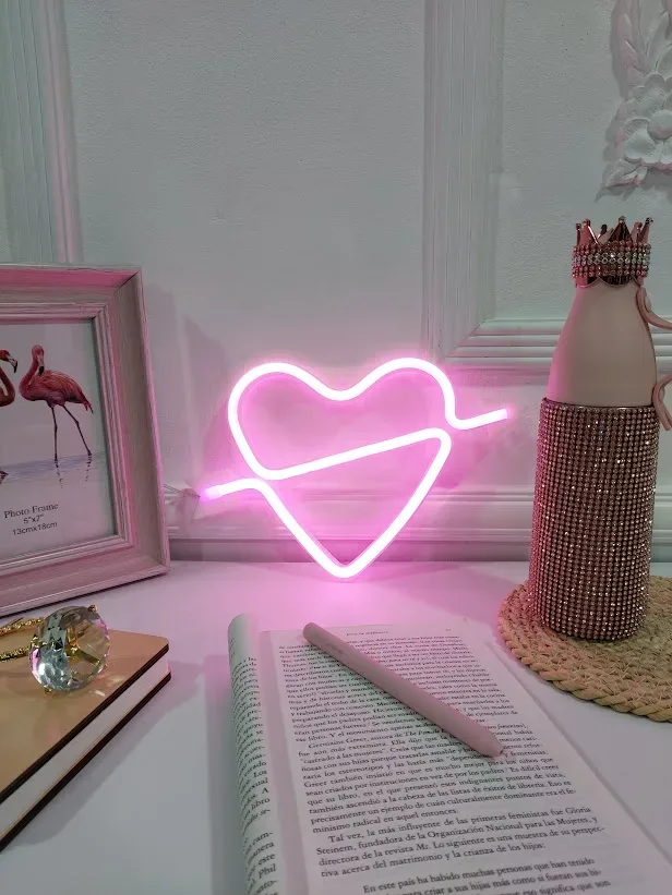 LED decorativa alámbrica USB y batería diseño de corazón y flecha