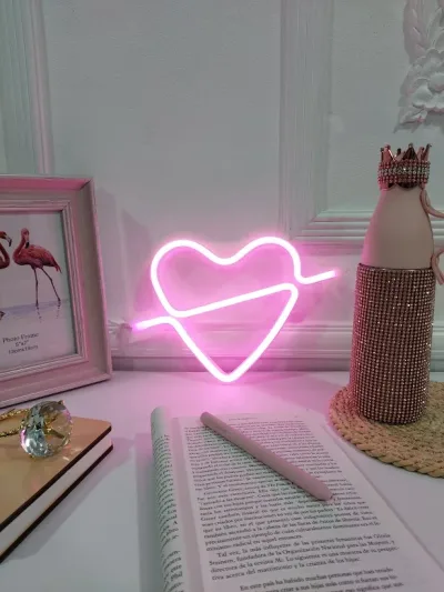 LED decorativa alámbrica USB y batería diseño de corazón y flecha