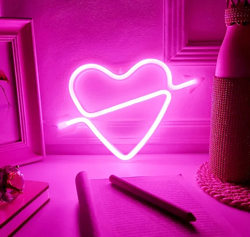 LED decorativa alámbrica USB y batería diseño de corazón y flecha