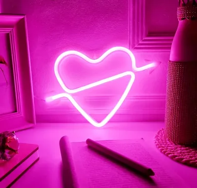 LED decorativa alámbrica USB y batería diseño de corazón y flecha