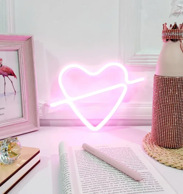 LED decorativa alámbrica USB y batería diseño de corazón y flecha