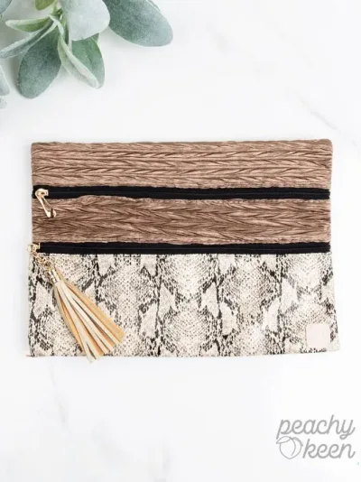 Cartera multiuso para dama color café y estampado culebra