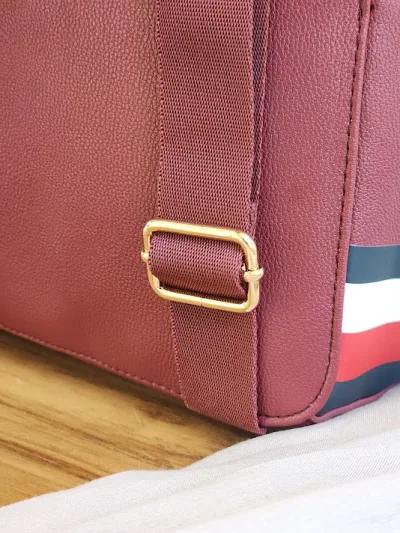 Bolso Tommy Hilfiger para dama XW05298-600XJS COLOR VINO