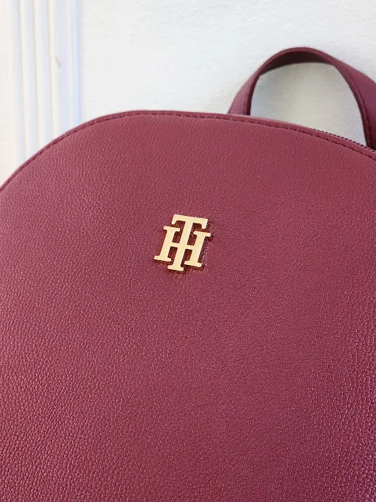 Bolso Tommy Hilfiger para dama XW05298-600XJS COLOR VINO